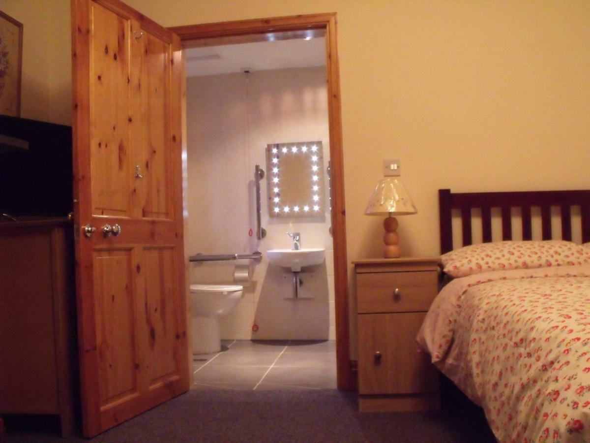 Cosy Ground Floor Disabled Friendly Room In Farm House Llandderfel Buitenkant foto